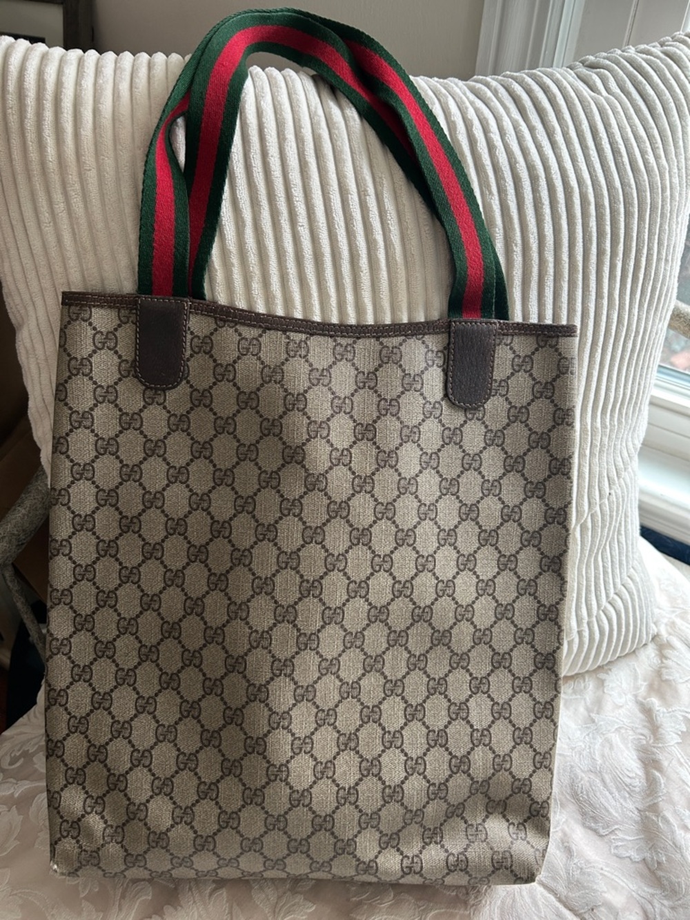 7005. Authentic Gucci Monogram Supreme Coated Canvas Tote w/ Green & Red Straps. - Picture 2 of 12
